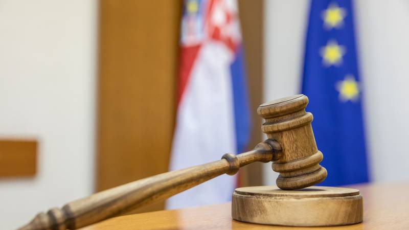 Povisili mu kaznu: Zaključavao ga, tjerao da pije alkohol te mu uzeo 120.000 eura imovine 10 pxl 010219 23428971