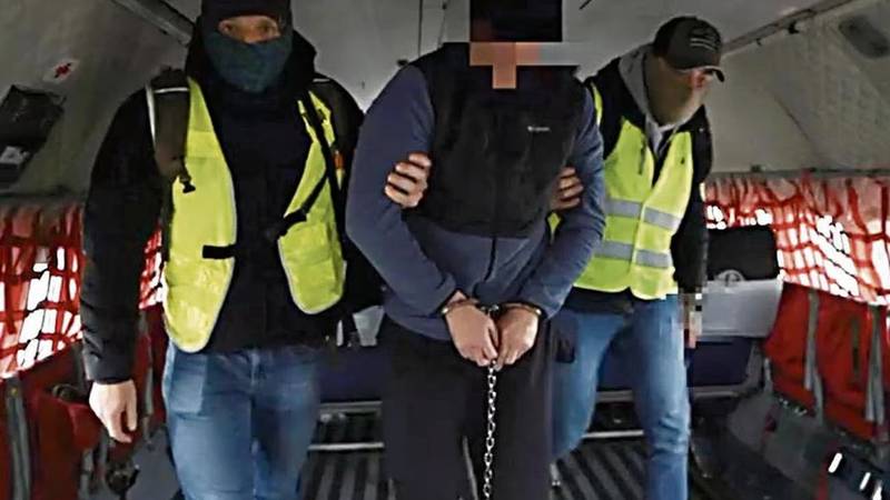 Rus slao bombe u DHL paketima i bježao preko Hrvatske. Uhićen je. Izručili su ga u lancima 10 1200
