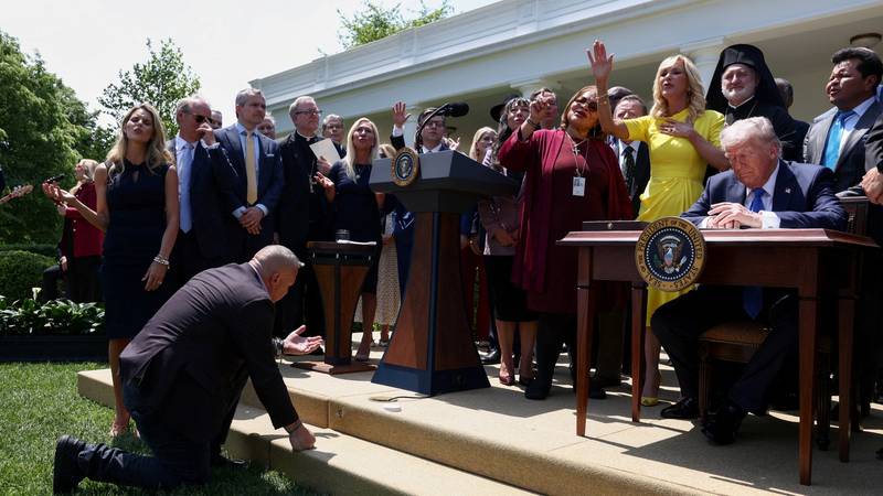 Vjerski vođe molili s Trumpom, jedan kleknuo ispred njega 19 2025 05 01t192729z 1749356370 rc269ea9wj63 rtrmadp 3 usa trump