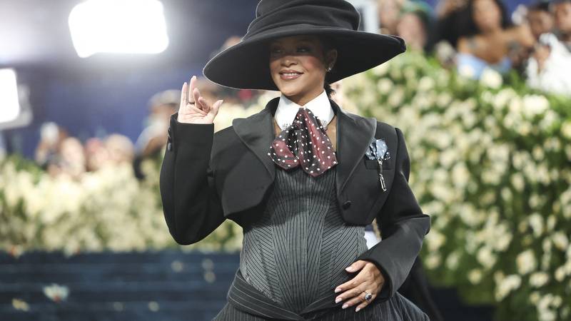 Kakvo iznenađenje na Met Gali: Rihanna otkrila da je trudna! 19 2025 05 06t021854z 1653084452 hp1el5606ffop rtrmadp 3 usa met ball
