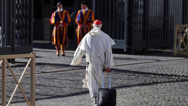 Kardinali popodne ulaze u konklavu. Novog papu bira 133 kardinala, ovo su sva pravila 25 2025 05 06t155258z 1416985398 rc2fceaa4xgq rtrmadp 3 pope succession cardinals