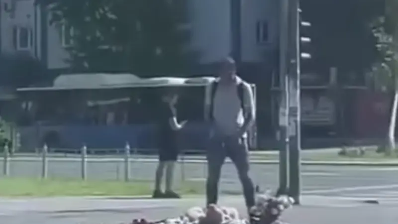 Sramota u Novom Sadu: Čovjek mokrio po cvijeću i svijećama za poginule u padu nadstrešnice 16 27b19b4e 33a8 415c b652 43bff0c5034b