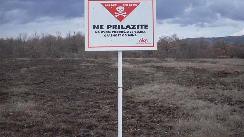 Građani predali policiji pušku i streljivo, policajac u šumi kod Karlovca u šetnji našao minu 10 mes 3