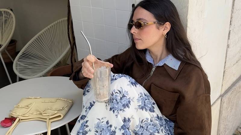 Plavi motivi na bijelom: Chic midi suknja s motivom cvijeća 13 pl