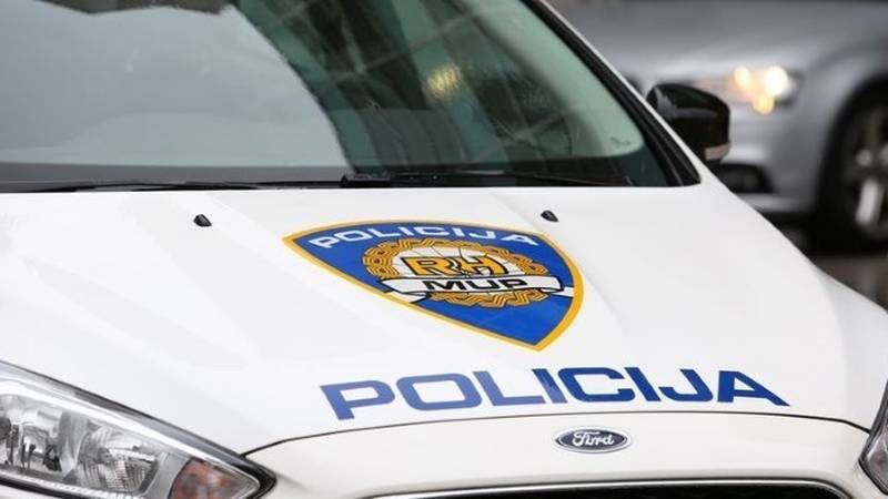 Čovjek ozlijeđen u prometnoj nesreći kod Slavonskog Broda 15 policija hauba