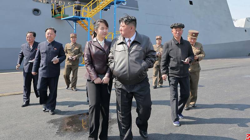 S tatom na poslu: Kim pokazao kćeri novi ratni razarač, skupa su nadgledali lansiranje raketa 19 profimedia 0993669867 Am4JfNh