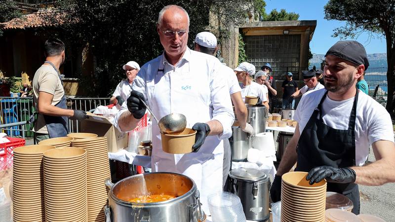FOTO Ivica Puljak dijelio grah na Marjanu, 'otišlo' 3000 porcija... 13 pxl 010525 132045148 lcmksgg