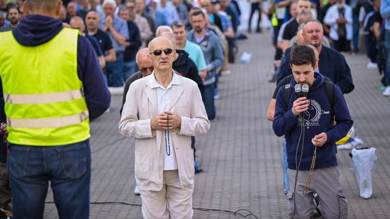 Gnjusno! Ratni zločinac klečao s moliteljima na Jelačićevu trgu 19 pxl 030525 132125549