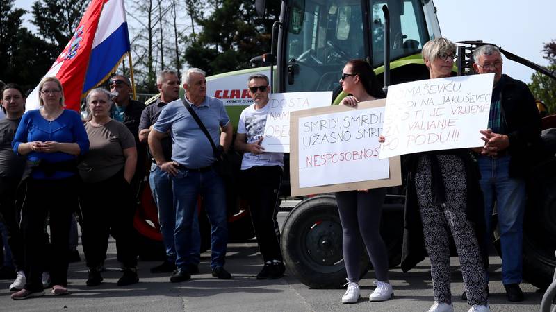 Građani su traktorima blokirali Jakuševec: Žale se na smrad i žele zatvaranje odlagališta 16 pxl 030525 132126458