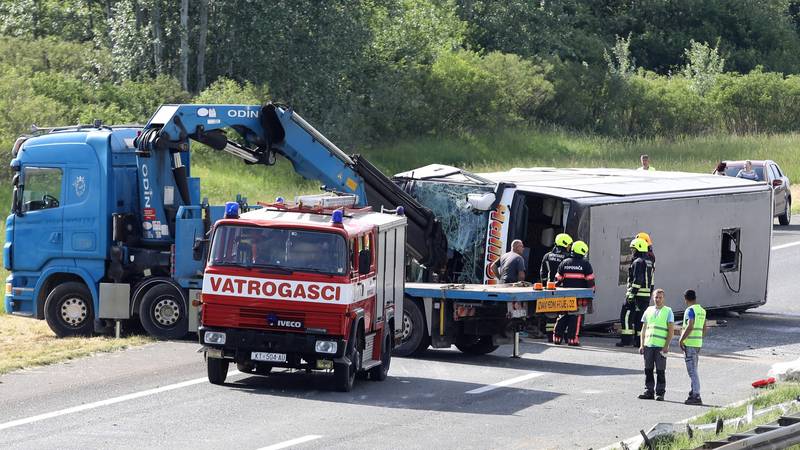 GALERIJA Stravični prizori s A3: Počelo izvlačenje prevrnutog busa. Auto potpuno smrskan 16 pxl 040525 132191855