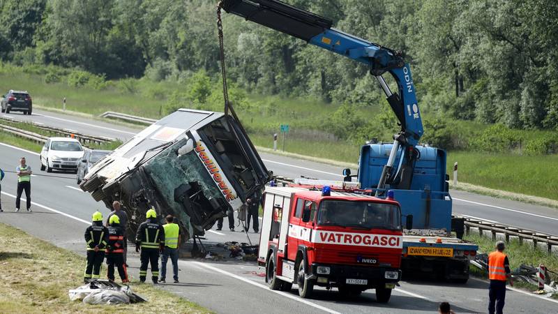 Autom se zabio u ogradu na A3 pa mahao svjetiljkom: 'Stanite'. Vozač autobusa nije ga vidio... 13 pxl 040525 132194075 Rm6wpQV