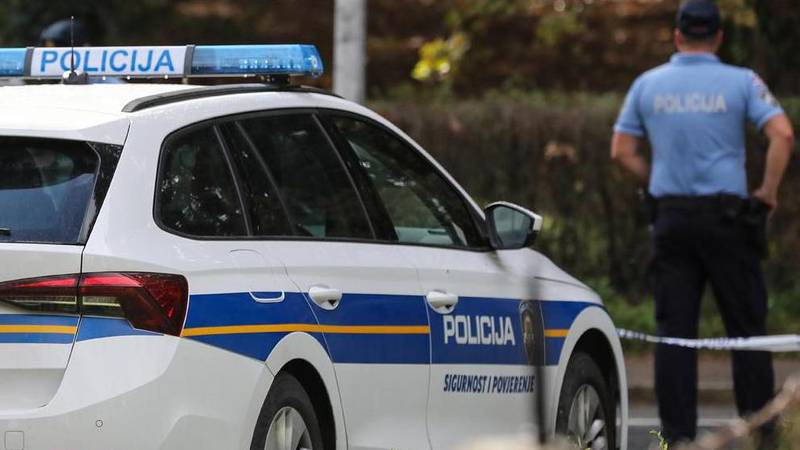 Mladić se bori za život. Udario motociklom u auto na Murteru 16 pxl 090922 95561614