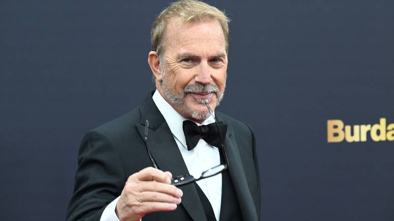 Mlađe je slađe? Kevin Costner u noćnom klubu uživao u društvu misteriozne i atraktivne brinete 19 pxl dpa 071124
