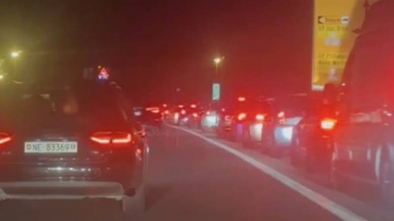 VIDEO Kaos nakon produženog vikenda, ogromne su gužve na A1: 'Kolaps, stojimo u koloni!' 13 screenshot 2025 05 04 at 20 59 28png