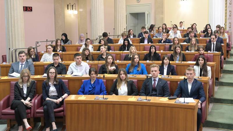 FOTO Srednjoškolci u saborskim klupama: Donosili 'novi zakon' 13 simulirana sjednica web