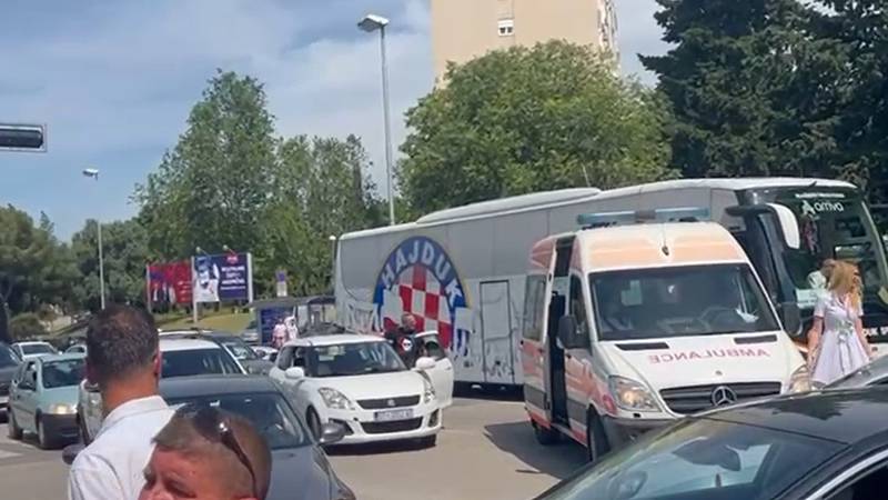 VIDEO Kaos na ulicama Splita! Boysi slobodno ulaze na Poljud, a Hajdukov bus i Hitna čekaju... 10 snimka zaslona 2025 05 03 145804png
